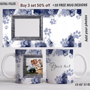 Op de afbeelding: Twee witte keramische mokken met een blauw en wit pootprintontwerp. Eén mok heeft een fotolijst met een familiefoto van een hond en drie mensen. De andere mok heeft de tekst "Your text" in zwarte cursieve letters. De mokken zijn 15 oz en 11 oz.