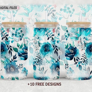 Puede incluir: Tres vasos de vidrio transparente con tapas y pajitas, con un patrón floral de acuarela en tonos azules y verdes. Los vasos están sobre un fondo blanco con el texto "DIGITAL FILES" y "+10 FREE DESIGNS".