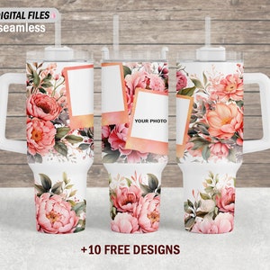 Puede incluir: Un vaso blanco con un diseño floral con flores rosas y melocotón. El vaso tiene una tapa y una pajita. El vaso tiene un espacio para una foto con el texto "Your Photo".