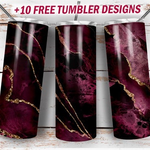 Könnte beinhalten: Drei Edelstahlbecher mit einem burgunderfarbenen und goldenen Marmormuster. Die Becher stehen auf einem weißen Holzgrund. +10 KOSTENLOSE BECHER-DESIGNS