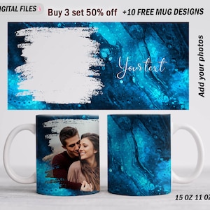 Könnte beinhalten: Zwei weiße Keramikbecher mit einem blauen abstrakten Design. Ein Becher zeigt ein Foto eines Paares in einem weißen Rahmen. Der Text "Your text" ist auf dem Becher geschrieben. Der Text "Add your photos" ist auf der rechten Seite des Bildes geschrieben. Der Text "15 OZ 11 OZ" ist unter den Bechern geschrieben.