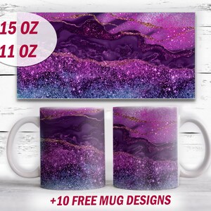 Puede incluir: Dos tazas de cerámica blanca con un diseño de purpurina morada y dorada. El diseño presenta un patrón de remolino de purpurina morada y dorada con un toque de azul. Las tazas están disponibles en tamaños de 11 oz y 15 oz.  +10 DISEÑOS DE TAZA GRATIS