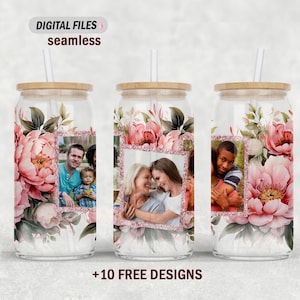 Puede incluir: Tres vasos de vidrio transparente con un diseño floral y un acento de purpurina rosa. Cada vaso tiene una pajita y una tapa de madera. Los vasos presentan fotos de diferentes personas.