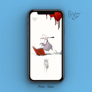 Può includere: Una custodia per telefono bianca con un'illustrazione di un cartone animato di un uccello che tiene un coltello e legge un libro intitolato "Gli uccelli sono anche persone". Lo sfondo è bianco con vernice rossa che cola. Il testo "Birdies Life" è nell'angolo in alto a destra.