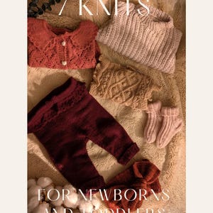 Puede incluir: Siete artículos de punto para recién nacidos y niños pequeños, incluyendo un suéter rosa, un suéter marrón, un pantalón burdeos, una chaqueta rosa, un par de calcetines rosas y una diadema marrón. El texto "Tiny Treasures 7 KNITS FOR NEWBORNS AND TODDLERS BY KNITTING WITH CALM" es visible en la imagen.