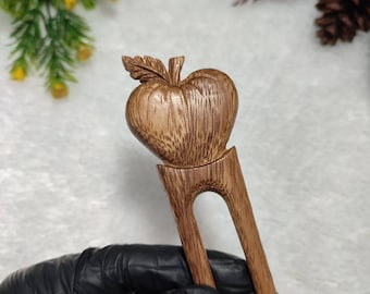 Horquilla para el cabello tallada en forma de manzana: pasador/sujetador de moño de madera de suar hecho a mano.