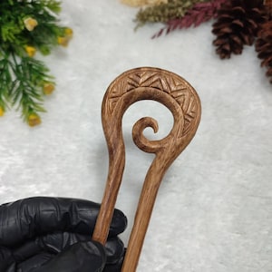 Handgefertigte Suar Holz Spirale Haarnadel: Geschnitzte Forke