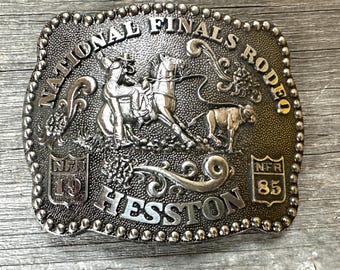 Begränsad upplaga 1985 Hesston NFR Calf Roping Minnesbältesspänne i silver med 1985 års märke