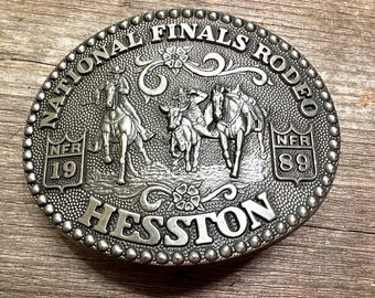 Begränsad upplaga 1989 Hesston NFR Bull Dogger Minnesspänne i Silver