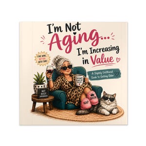Puede incluir: Ilustración humorística de una mujer con bata con estampado de leopardo, gafas de sol y zapatillas, sosteniendo una copa de vino y una taza de café. El texto dice: "I'm Not Aging... I'm Increasing in Value". También hay un gato con gafas de sol.