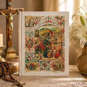 Puede incluir: Un libro de tapa dura con una ilustraci&oacute;n detallada y colorida en la portada, que presenta figuras y escenas religiosas. El libro est&aacute; sobre una mesa con una vela encendida, un crucifijo y un jarr&oacute;n con flores blancas. El arte de la portada incluye detalles en rojo, verde y dorado.