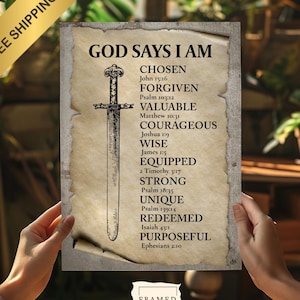 Può includere: Una stampa artistica rettangolare su carta pergamena invecchiata con un'illustrazione a inchiostro nero di una spada. Il testo recita: GOD SAYS I AM CHOSEN, FORGIVEN, VALUABLE, COURAGEOUS, WISE, EQUIPPED, STRONG, UNIQUE, REDEEMED, PURPOSEFUL con versetti.