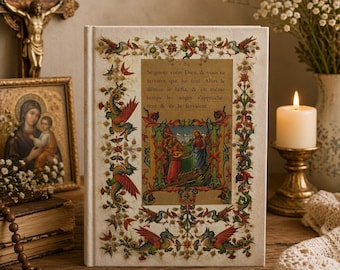 Pode incluir: Um livro antigo com uma capa ornamentada, com uma ilustração central e bordas decorativas com dragões e elementos florais. O livro está aberto, exibindo texto em francês. Uma vela acesa e ícones religiosos estão no fundo.