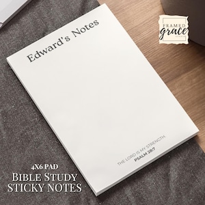 Puede incluir: Un bloc de notas adhesivas blanco de 10,16 x 15,24 cm para el estudio bíblico. El texto "Edward's Notes" está impreso en la parte superior, con "The Lord is my Strength. Salmo 28:7" en la parte inferior. Las palabras "Bible Study Sticky Notes" están impresas en la parte inferior.
