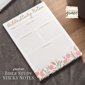 Peut inclure: Un bloc-notes adhésif blanc de 10 x 15 cm pour l'étude biblique avec un motif floral. Le bloc-notes comporte des sections pour le nom, la date, le verset biblique, l'observation, la réflexion et l'application. Les mots "Bible Study Notes" sont écrits en or.