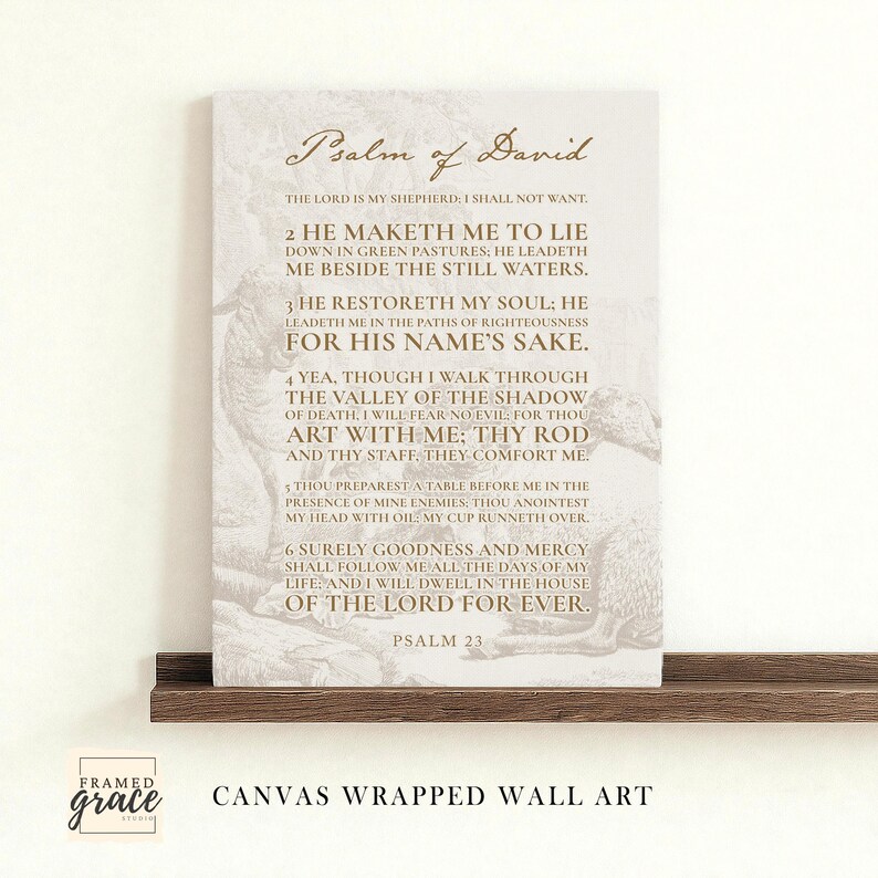 Puede incluir: Un lienzo rectangular para pared que presenta el texto del Salmo 23 en letras marrones sobre un fondo beige claro. El dise&ntilde;o incluye una ilustraci&oacute;n tenue de estilo vintage de ovejas en un pastizal detr&aacute;s del texto b&iacute;blico impreso.