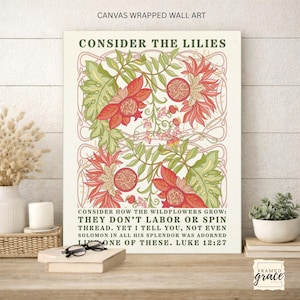 Könnte beinhalten: Leinwandbild mit floralem Design in Rot und Grün. Der Text "CONSIDER THE LILIES" steht oben, darunter ein Bibelvers. Das Kunstwerk wird auf einer Holzoberfläche präsentiert, ideal für die Wanddekoration.