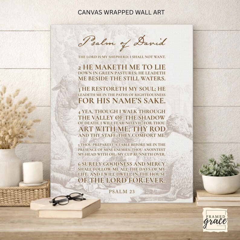 Puede incluir: Un lienzo rectangular para pared que presenta el texto del Salmo 23 en letras marrones sobre un fondo claro. El dise&ntilde;o incluye una ilustraci&oacute;n tenue de estilo vintage de ovejas en un pastizal. El texto es legible y est&aacute; centrado.