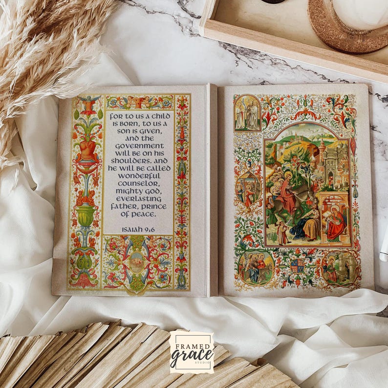 Puede incluir: Libro abierto con ilustraciones coloridas y texto de Isa&iacute;as 9:6. Las p&aacute;ginas presentan obras de arte detalladas con motivos florales y religiosos en rojo, verde y oro. El libro se muestra sobre una tela blanca.
