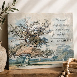 Könnte beinhalten: Leinwanddruck mit einem Aquarellgemälde eines großen Baumes mit weitläufigem Blätterdach. Das Kunstwerk ist in gedämpften Tönen von Grün, Braun und Blau gehalten. Der Text auf dem Druck lautet: "Seid gütig, mitfühlend und vergebt einander... Epheser 4:32."