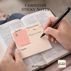 Puede incluir: Un bloc de notas cristiano de 10 x 10 cm con el texto "CHRISTIAN STICKY NOTES". El bloc tiene secciones para "Notas devocionales", "Escritura" y "Oraciones por mi familia". Una mano escribe en el bloc con un bolígrafo negro.