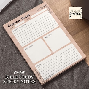 Puede incluir: Un bloc de notas adhesivas de estudio bíblico de 4x6 pulgadas (aproximadamente 10x15 cm) con un fondo rosa claro. El bloc tiene secciones para notas de sermones, incluyendo fecha, tema, versículo bíblico, versículos clave, punto clave y notas. El texto "Bible Study Sticky Notes" está impreso en la parte inferior.