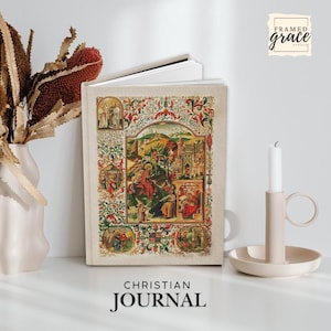 Puede incluir: Un diario cristiano con una ilustraci&oacute;n de portada detallada y colorida que presenta figuras y escenas religiosas. El diario est&aacute; abierto, revelando p&aacute;ginas en blanco. Una vela en un portavelas beige est&aacute; cerca, con el texto "CHRISTIAN JOURNAL" en la parte inferior.