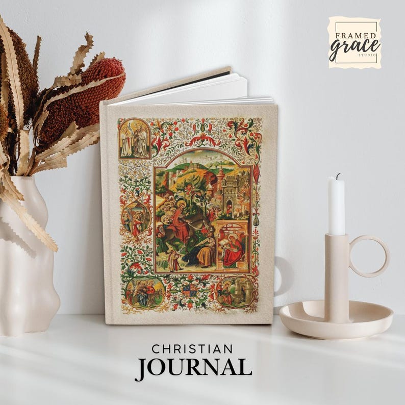 Puede incluir: Un diario cristiano con una ilustraci&oacute;n de portada detallada y colorida que presenta figuras y escenas religiosas. El diario est&aacute; abierto, revelando p&aacute;ginas en blanco. Una vela en un portavelas beige est&aacute; cerca, con el texto "CHRISTIAN JOURNAL" en la parte inferior.