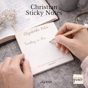 Puede incluir: Un bloc de notas adhesivas de 10x10 cm con el texto "Christian Sticky Notes". El bloc de notas tiene las palabras "Elizabeth's Notes" y "Trusting in His" escritas. La parte inferior del bloc tiene el texto "GOD IS WITHIN HER, SHE WAILL NOT FALL PSALM 46:5".