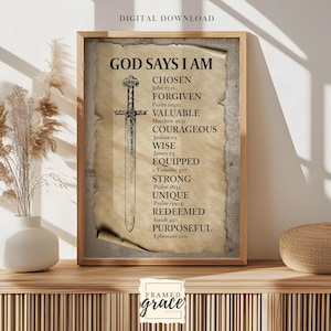 Könnte beinhalten: Gerahmter Druck mit dem Text "GOD SAYS I AM" und einer Schwertillustration. Der Druck listet positive Aussagen wie "CHOSEN", "FORGIVEN" und "VALUABLE" auf. Der Druck ist mit "DIGITALER DOWNLOAD" beschriftet.
