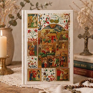 Può includere: Un libro con copertina rigida con un'illustrazione dettagliata e colorata di figure e scene religiose. La copertina presenta uno sfondo color crema con motivi floreali e fogliari ornati. Il libro è posto su un panno di pizzo bianco.