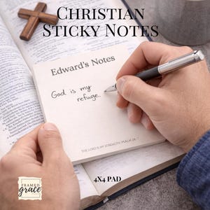 Puede incluir: Un bloc de notas adhesivas de 10x10 cm con el texto "Dios es mi refugio" que se está escribiendo. El bloc está abierto sobre una Biblia, con una cruz de madera y las palabras "Christian Sticky Notes" en la parte superior.