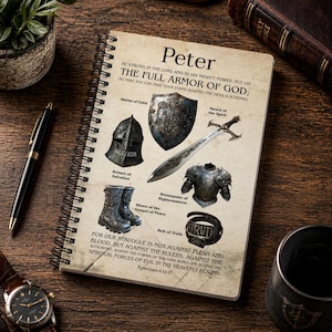 Könnte beinhalten: Spiralgebundenes Notizbuch mit dem Text "Peter" und "Die volle Rüstung Gottes." Es zeigt Illustrationen von Rüstungsteilen: Schild, Helm, Schwert, Brustpanzer, Stiefel und Gürtel. Das Notizbuch liegt offen auf einer Holzoberfläche.