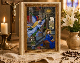 Pode incluir: Um livro religioso com uma ilustração emoldurada em ouro retratando um anjo e uma mulher em vestes azuis. Uma vela acesa, um crucifixo, um vaso de lírios brancos e um rosário criam uma cena devocional.