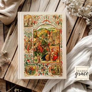 Puede incluir: Un libro de tapa dura con una ilustraci&oacute;n detallada y colorida. La portada presenta una escena central con figuras, rodeada de bordes florales y foliados ornamentados en rojo, verde y dorado. El libro est&aacute; sobre una superficie de madera r&uacute;stica.