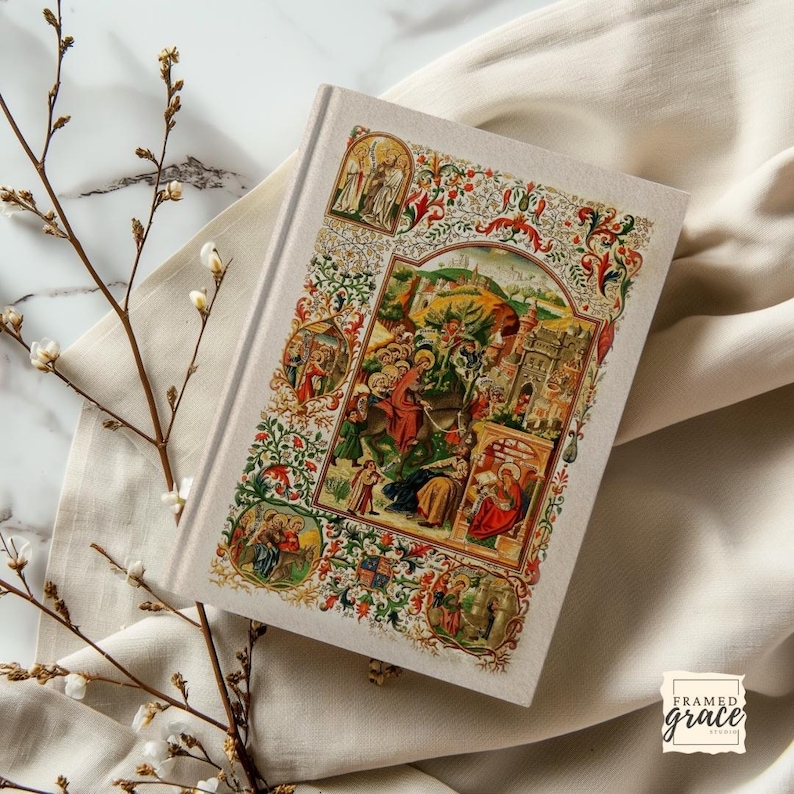 Puede incluir: Un libro de tapa dura con una ilustraci&oacute;n detallada y colorida en la portada. La obra de arte presenta figuras y escenas religiosas, con bordes florales y foliados ornamentados en rojo, verde y oro. El libro est&aacute; sobre una tela color crema.
