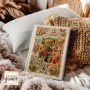 Puede incluir: Un libro de tapa dura con una ilustraci&oacute;n detallada y colorida en la portada, con figuras y escenas religiosas. El libro descansa sobre una cama con almohadas blancas y beige y una manta suave. La portada del libro tiene detalles en rojo, verde y dorado.