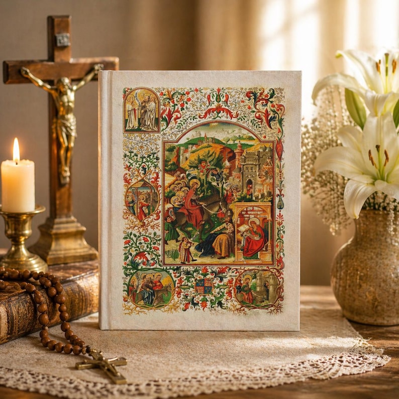 Puede incluir: Un libro de tapa dura con una ilustraci&oacute;n detallada y colorida en la portada, que presenta figuras y escenas religiosas. El libro est&aacute; sobre una mesa con una vela encendida, un crucifijo y un jarr&oacute;n con flores blancas. El arte de la portada incluye detalles en rojo, verde y dorado.