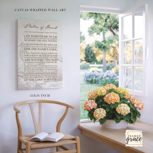 Puede incluir: Un lienzo rectangular para pared que presenta el texto del Salmo 23 en letras marrones sobre un fondo beige claro. La obra muestra el pasaje b&iacute;blico completo, incluido el t&iacute;tulo Salmo de David, en una tipograf&iacute;a con serifa muy legible.