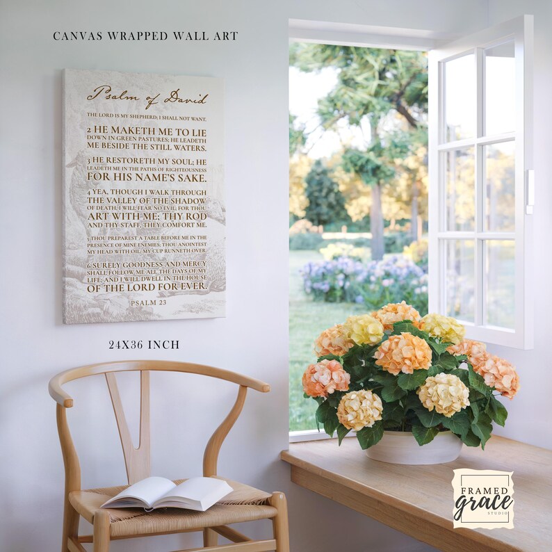 Puede incluir: Un lienzo rectangular para pared que presenta el texto del Salmo 23 en letras marrones sobre un fondo beige claro. La obra muestra el pasaje b&iacute;blico completo, incluido el t&iacute;tulo Salmo de David, en una tipograf&iacute;a con serifa muy legible.