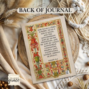 Puede incluir: Una p&aacute;gina de diario con bordes ornamentados y coloridos y texto de Isa&iacute;as 9:6. El texto est&aacute; en una fuente decorativa, y la p&aacute;gina est&aacute; sobre un fondo neutro con plantas secas y un plato de madera. Las palabras "BACK OF JOURNAL" est&aacute;n en la parte superior.