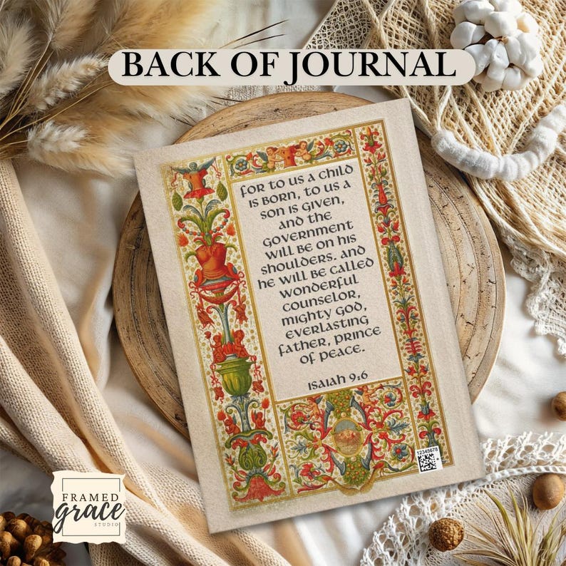 Puede incluir: Una p&aacute;gina de diario con bordes ornamentados y coloridos y texto de Isa&iacute;as 9:6. El texto est&aacute; en una fuente decorativa, y la p&aacute;gina est&aacute; sobre un fondo neutro con plantas secas y un plato de madera. Las palabras "BACK OF JOURNAL" est&aacute;n en la parte superior.