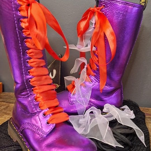 Video con instrucciones divertidas sobre cómo dorar tus propios zapatos, botas y cualquier cosa similar.