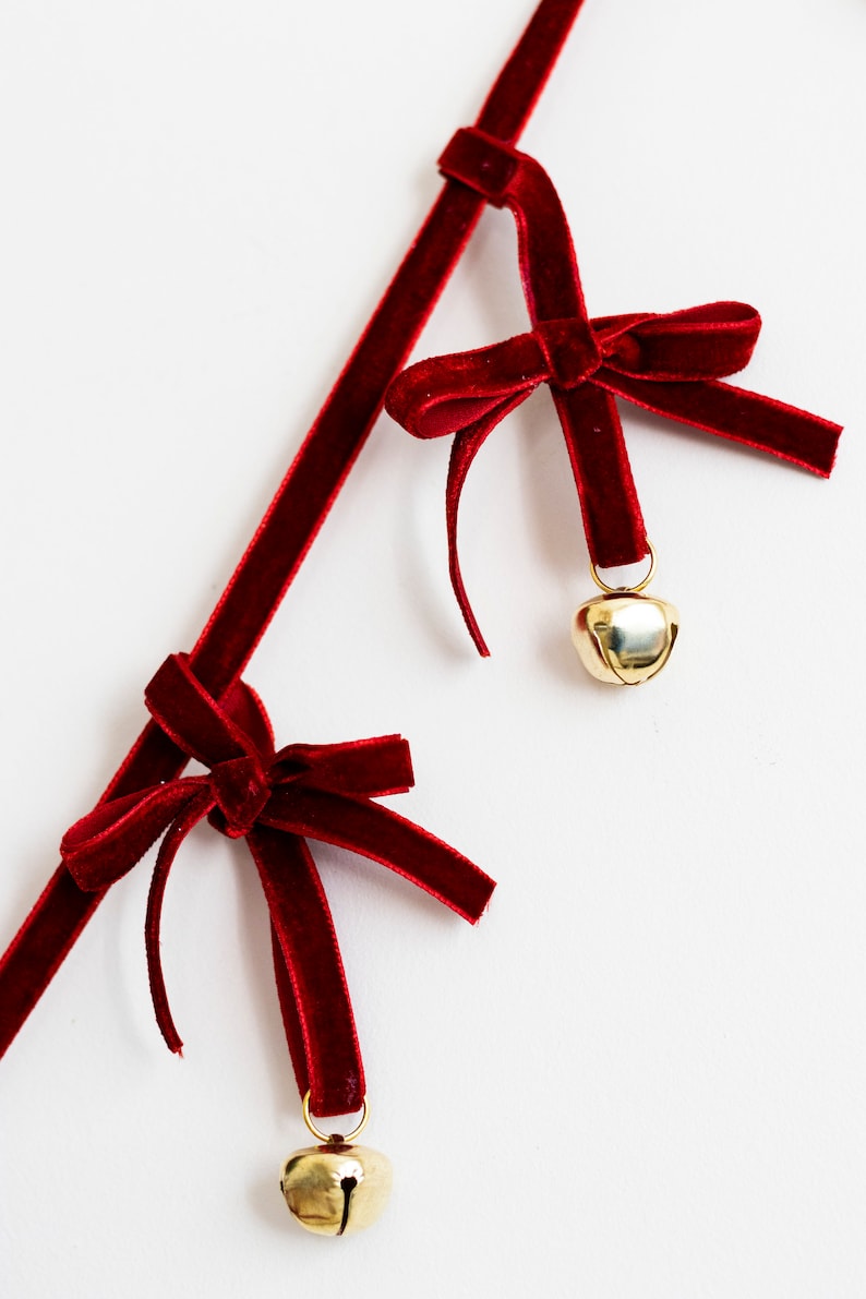 Holiday Bow Garland with Jingle Bells – Velvet Ribbon, Color Variants Available