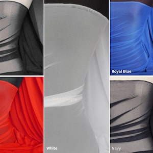 Könnte beinhalten: Sechs Stoffproben aus durchsichtigem Stoff in verschiedenen Farben: Schwarz, Königsblau, Rot, Weiß und Marineblau. Der Stoff ist leicht zerknittert und hat eine weiche, fließende Textur.