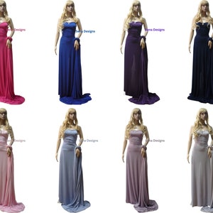 Op de afbeelding: Acht mannequins dragen lange, strapless, vloeiende jurken in verschillende kleuren, waaronder roze, blauw, paars, marineblauw, lichtroze, grijs en mauve. Elke jurk heeft een bijpassende sjaal die om de schouders van het mannequin is gedrapeerd.