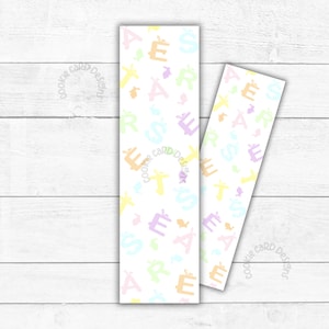 Może przedstawiać: Dwa projekty zakładek do wydrukowania z białym tłem i powtarzającym się wzorem pastelowych żyraf i liter. Tekst "Cookie CaRD Designs" pojawia się na obu zakładkach.