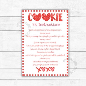 Puede incluir: Instrucciones imprimibles rojas y blancas para un kit de decoración de galletas. Las instrucciones incluyen los pasos para decorar las galletas con glaseado y chispas. El texto dice "Cookie Kit Instructions".