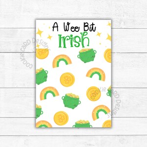 Puede incluir: Un fondo blanco con un patrón repetido de ollas de oro verdes, monedas amarillas y arcoíris naranjas. El texto "A Wee Bit Irish" está en la parte superior de la imagen.