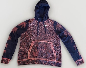 Sudadera con capucha Nike mediana pintada a mano con diseño de hoja de marihuana en espiral.